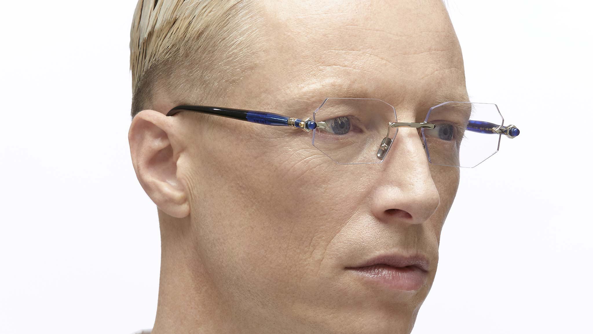 8057509369352_10.jpg